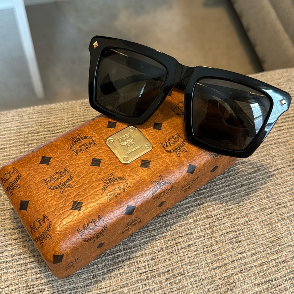 MCM black women’s 315 sunglasses 😎